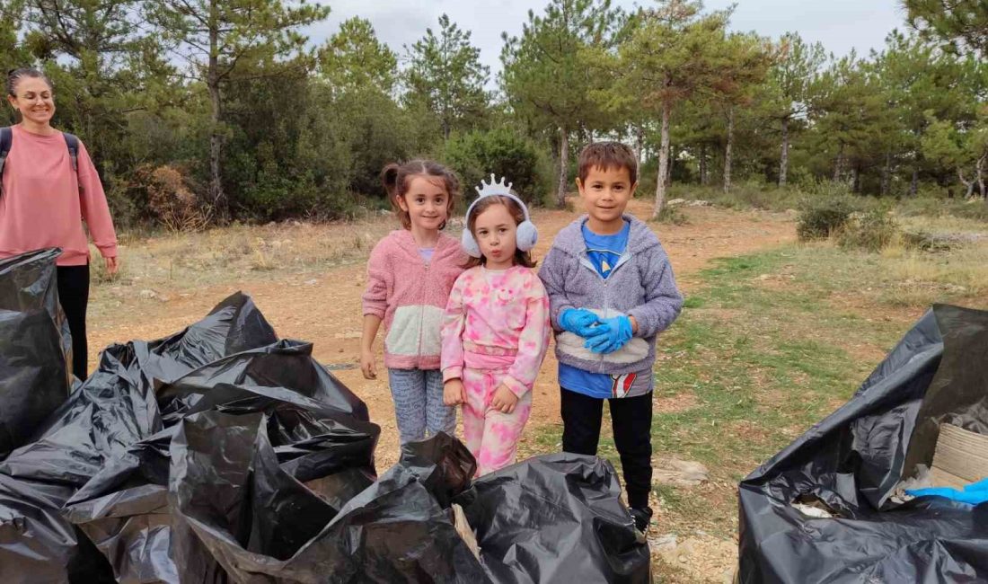 BİLECİK'TE BİR SİTE SAKİNLERİ ÇEVRE TEMİZLİĞİNDE 30 POŞET ÇÖP TOPLADI