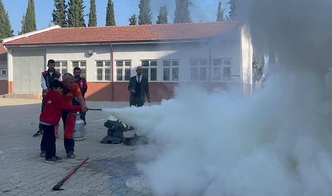 SÖĞÜT'TE İTFAİYE EKİPLERİ TARAFINDAN İLK VE ORTAOKUL ÖĞRENCİLERİNE YANGIN EĞİTİMİ