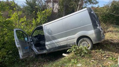 BİLECİK'TE TİCARİ ARACIN SÜRÜCÜSÜNÜN DİREKSİYON HAKİMİYETİNİ KAYBEDEREK AĞACA VURMASI SONUCU