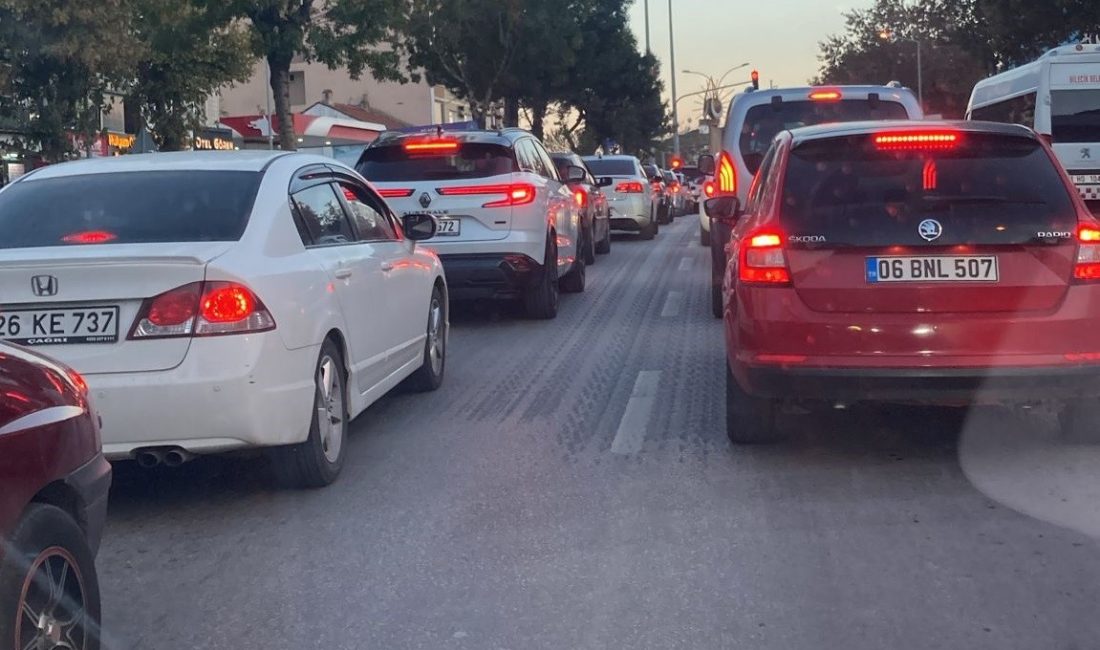 BİLECİK'TE SABAH VE AKŞAM SAATLERİNDE YAŞANAN TRAFİK YOĞUNLUĞU SÜRÜCÜLERİ ÇİLEDEN