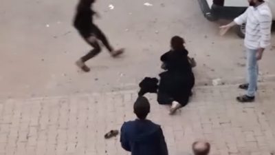 ELAZIĞ’DA BİR KÖŞEDE KADINLAR SAÇ BAŞ BİRBİRİNE GİRERKEN DİĞER KÖŞEDE