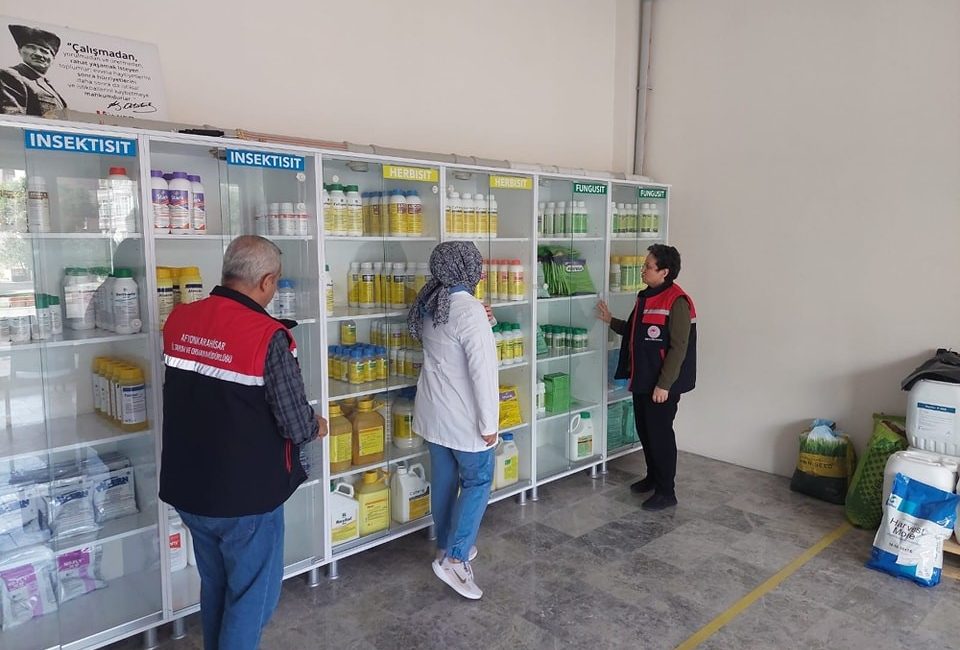AFYONKARAHİSAR’DA BİTKİ KORUMA ÜRÜNÜ BAYİLERİNDE DENETİM YAPILDI