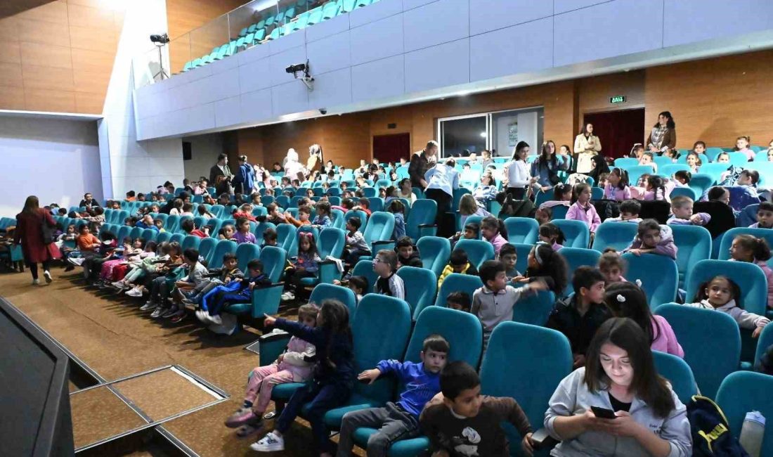 BOZÜYÜK BELEDİYE TİYATROSU PERDELERİNİ “KALBİMDEKİ PERVANE” İLE AÇTI