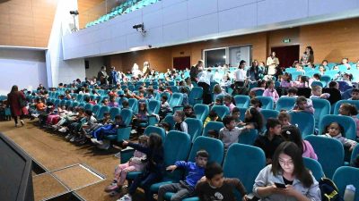 BOZÜYÜK BELEDİYE TİYATROSU PERDELERİNİ “KALBİMDEKİ PERVANE” İLE AÇTI