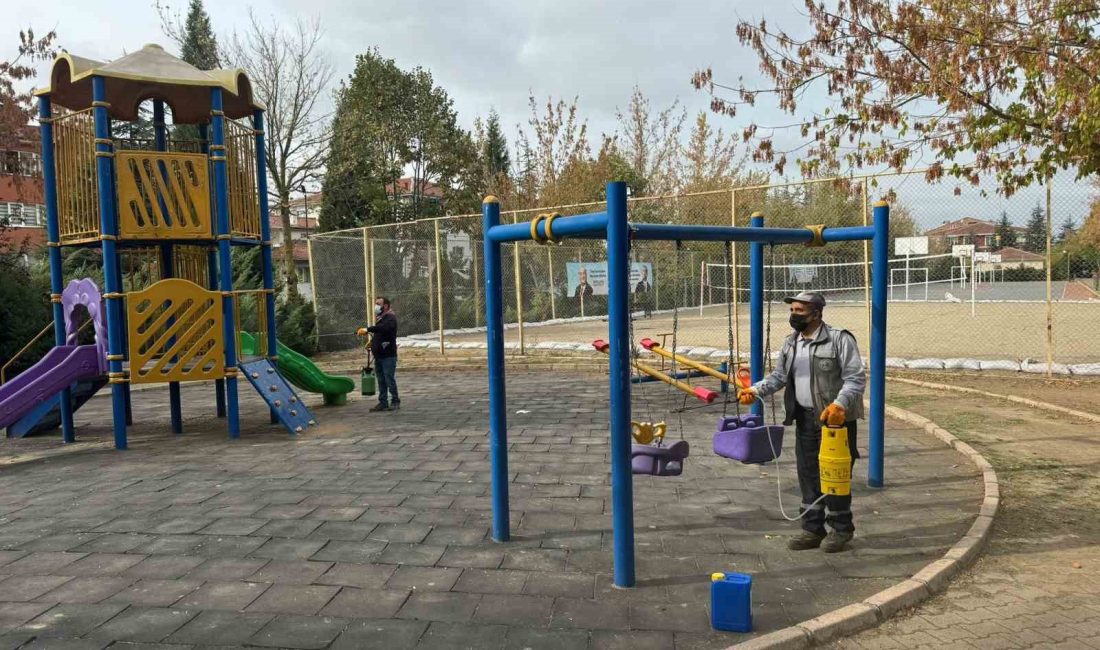 BOZÜYÜK'TE ÇOCUK PARKLARI DEZENFEKTE  EDİLİYOR