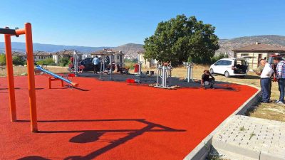 BOZÜYÜK’TE PARKLARDA REVİZE ÇALIŞMALARI