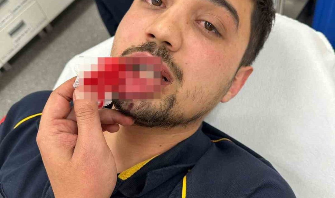 BURSA’DA HASTA TAŞIYAN AMBULANSIN ÖNÜNÜ KESEN TRAFİK MAGANDASI, ÖNCE ŞOFÖRE