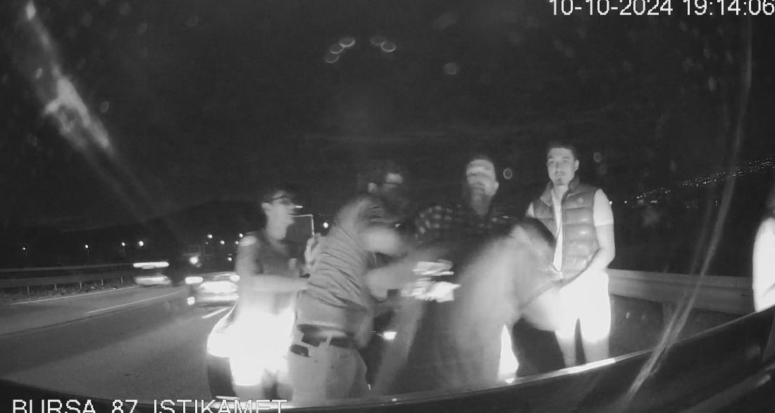 BURSA'DA HASTA TAŞIYAN 112 AMBULANS ŞOFÖRÜ TRAFİKTE YOL VERME MESELESİ