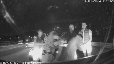 BURSA'DA HASTA TAŞIYAN 112 AMBULANS ŞOFÖRÜ TRAFİKTE YOL VERME MESELESİ