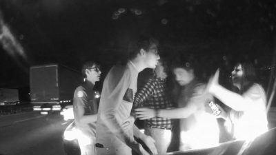 AMBULANSIN ÖNÜNÜ KESEN ARAÇTAN İNEN GENÇ AMBULANS ŞOFÖRÜNÜ BÖYLE YUMRUKLADI