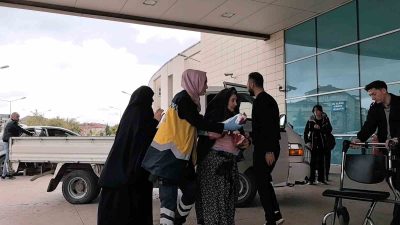 BURSA'NIN İNEGÖL İLÇESİNDE, KEDİ İLE KÖPEĞİN KAVGASINI AYIRMAYA ÇALIŞAN YAŞLI