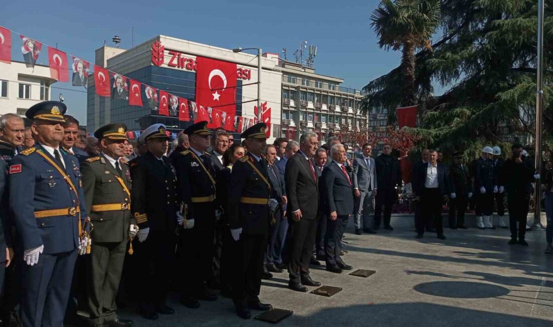 Bursa’da cumhuriyetin 101. yılı çerçevesinde gerçekleştirilen kutlamada çelenk töreni yapıldı.