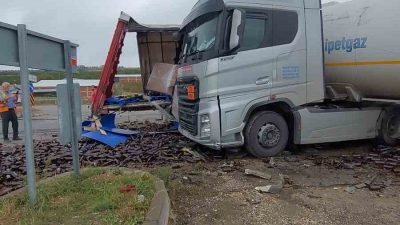 BURSA’DA FECİ KAZA : 2 YARALI