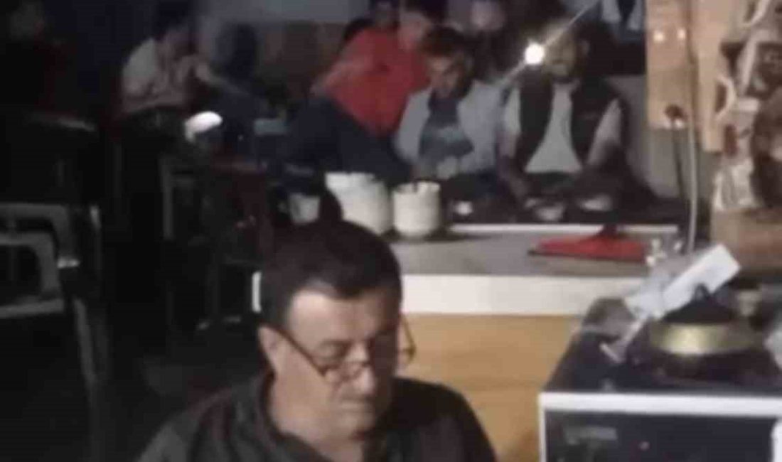 Bursa’da şiddetli yağmurun ardından bir kahvehaneyi su bastı. Kahvehanedeki vatandaşlar
