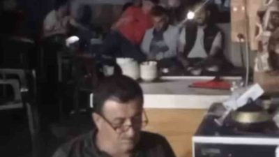 Bursa’da şiddetli yağmurun ardından bir kahvehaneyi su bastı. Kahvehanedeki vatandaşlar