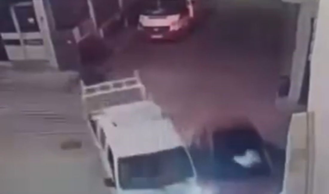 BURSA’DA KAMYONET İLE OTOMOBİLİN ÇARPIŞTIĞI KAZA KAMERADA
