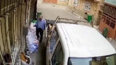 BURSA'DA BİR KİŞİ, EVİNİN PENCERESİNDEN SOKAĞA BAKAN KIZ ÇOCUĞUNA TACİZDE