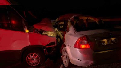 BURSA'NIN İZNİK İLÇESİNDE KAMYONET İLE OTOMOBİLİN ÇARPIŞMASI SONUCU 2 KİŞİ