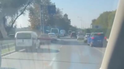 BURSA’DA VAKAYA YETİŞMEYE ÇALIŞAN AMBULANSI FARK EDEN SÜRÜCÜLER, ‘FERMUAR SİSTEMİ’