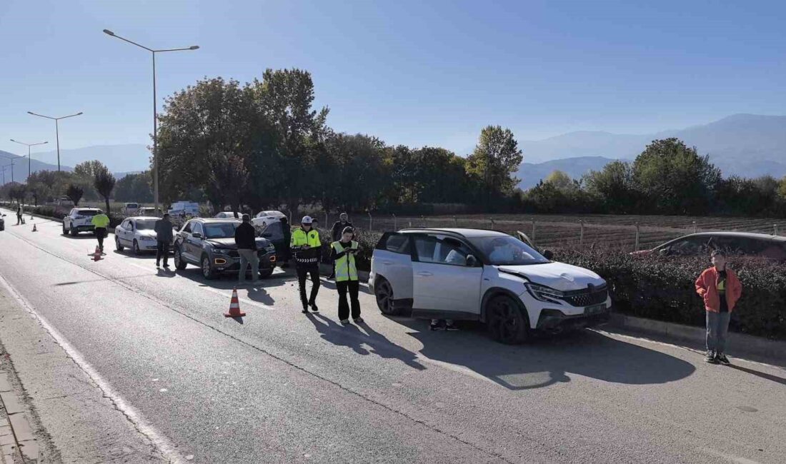BURSA'NIN İNEGÖL İLÇESİNDE MEYDANA GELEN ZİNCİRLEME KAZADA 3 ARAÇ ÇARPIŞTI;