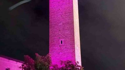 ADANA'DAKİ BÜYÜK SAAT KULESİ MEME KANSERİNDE FARKINDALIĞA DİKKATİ ÇEKMEK AMACIYLA