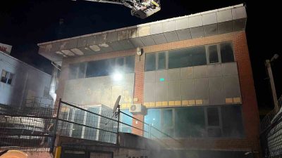 İSTANBUL BÜYÜKÇEKMECE’DE ÜÇ KATLI İŞ YERİNİN BODRUM KATINDAKİ KUMAŞ YIKAMA