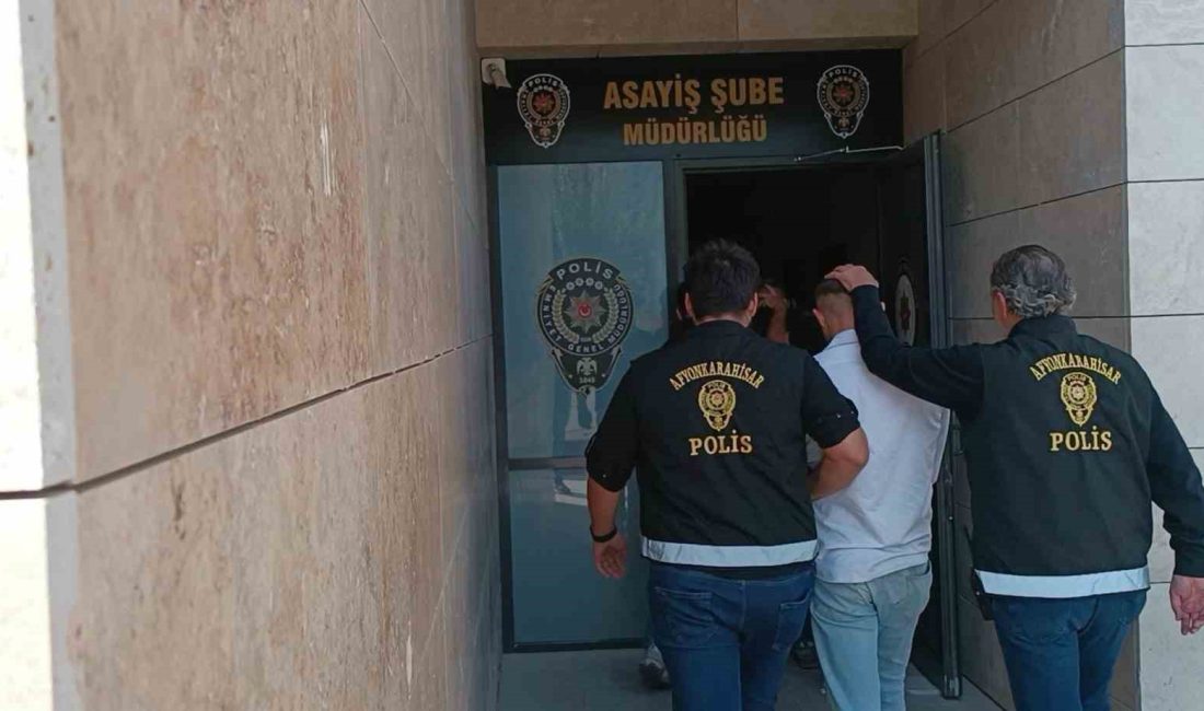 AFYONKARAHİSAR'DA YOL VERME TARTIŞMASINDAN ÇIKAN KAVGADA BİR SÜRÜCÜYÜ OTOMOBİLİN CAMINDAN