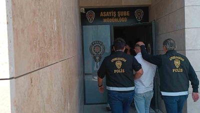 AFYONKARAHİSAR'DA YOL VERME TARTIŞMASINDAN ÇIKAN KAVGADA BİR SÜRÜCÜYÜ OTOMOBİLİN CAMINDAN