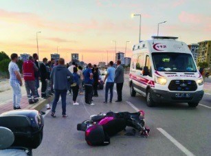 ÇANAKKALE'DE ÜÇ TEKERLEKLİ ELEKTRİKLİ ARAÇ İLE MOTOSİKLETİN ÇARPIŞMASI SONUCU YAŞANAN