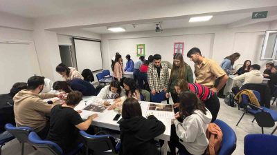 ESKİŞEHİR'DE 'GENÇLERE DEĞER VERİYOR, GENÇLERLE YÜKSELİYORUZ' SLOGANIYLA ÇALIŞMALARINA DEVAM EDEN