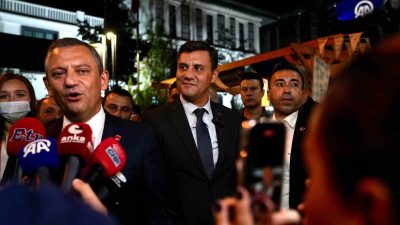 CHP Genel Başkanı Özgür Özel, Manisa’da Büyükşehir Belediyesi Şehir Tiyatrosunun