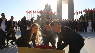 CHP GENEL BAŞKANI ÖZGÜR ÖZEL, PARTİ KURMAYLARIYLA BİRLİKTE ŞEHİTLER ABİDESİNİ