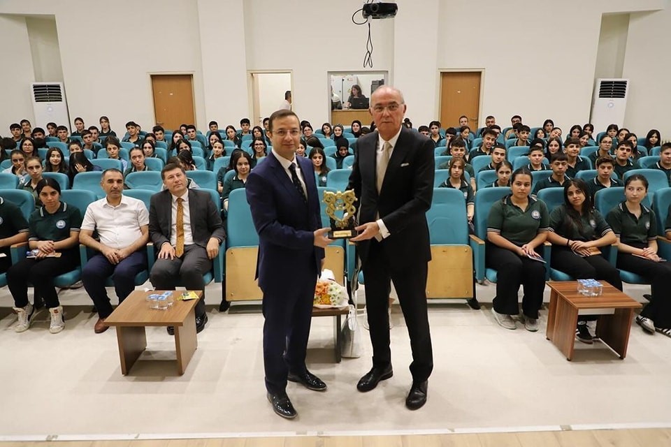 ŞIRNAK’IN CİZRE İLÇESİNDE ÖĞRENCİLERE YÖNELİK DÜZENLENEN SÖYLEŞİ ETKİNLİĞİNDE LİSE ÖĞRENCİLERİNE