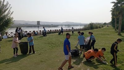 ŞIRNAK'IN CİZRE İLÇESİNDE ORTAOKUL ÖĞRENCİLER, ÖĞRETMENLERİ EŞLİĞİNDE PARKTA TEMİZLİK YAPTI.