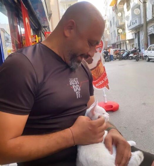 MUSTAFA SARI GEÇİRDİĞİ KALP KRİZİ SEBEBİYLE HAYATINI KAYBETTİ.