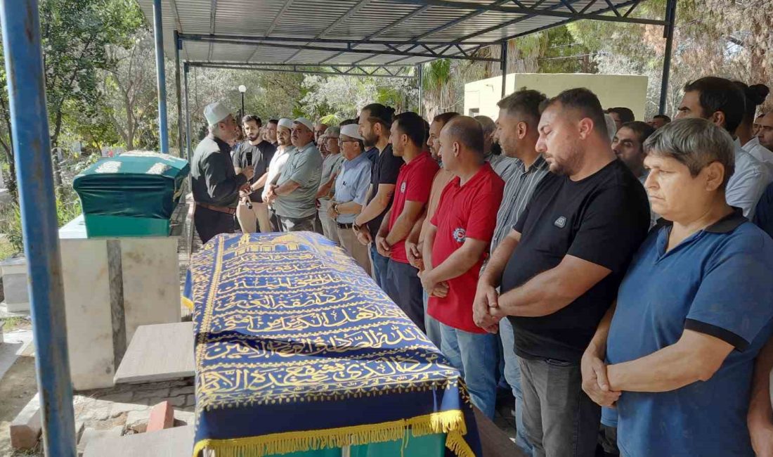 HATAY'DA DEPREMDE AĞIR HASAR GÖREN 2 KATLI EVLERİNİN KAPI, PENCERE