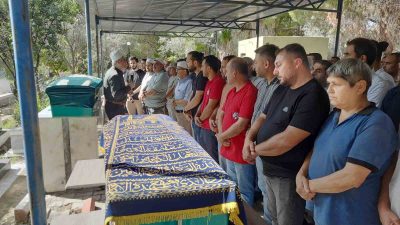 HATAY'DA DEPREMDE AĞIR HASAR GÖREN 2 KATLI EVLERİNİN KAPI, PENCERE