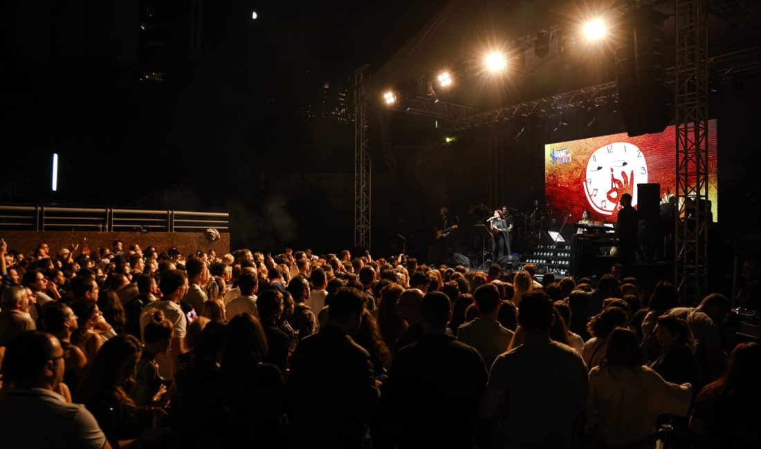 İŞ SANAT’IN CUMA İŞ ÇIKIŞI KONSERLERİNDE MÜZİSYEN MELEK MOSSO SEVENLERİYLE