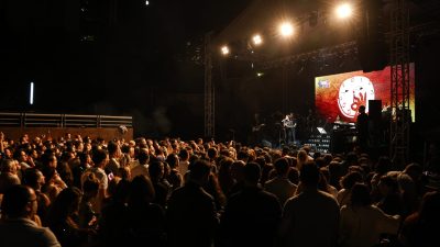 İŞ SANAT’IN CUMA İŞ ÇIKIŞI KONSERLERİNDE MÜZİSYEN MELEK MOSSO SEVENLERİYLE