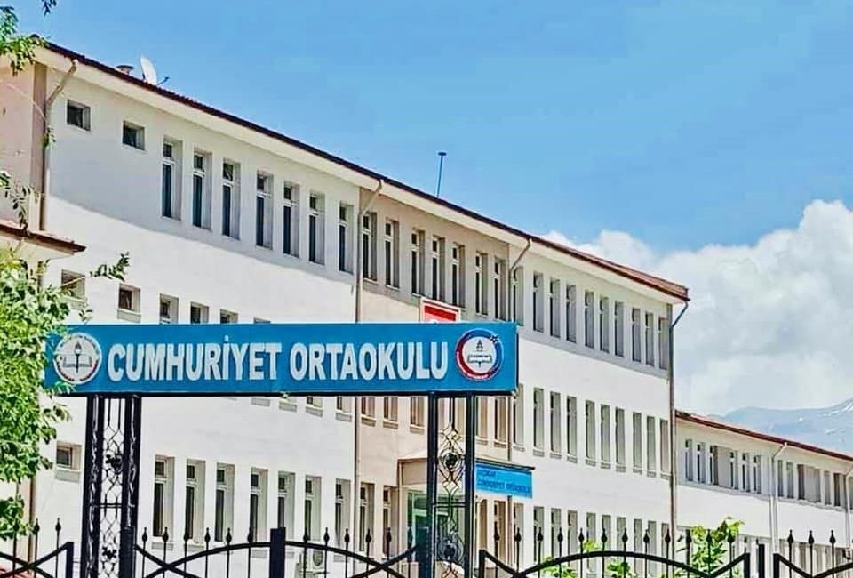 CUMHURİYET ORTAOKULU ÖĞRETMENLERİNDEN DERİN VEFAT ETTİ