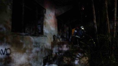 ANTALYA’DA METRUK BİNA ÇIKAN YANGIN SONUCU KÜLE DÖNDÜ. UZUN SÜREDİR