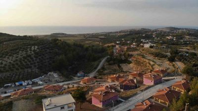 HATAY’IN ARSUZ İLÇESİNDE KAHRAMANMARAŞ MERKEZLİ DEPREM SONRASI YAPILAN KÖY EVLERİ
