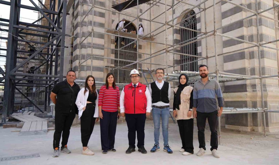 DEPREMDE HASAR ALAN KURTULUŞ CAMİİ’NİN SON KİLİT TAŞI BUGÜN YERİNE