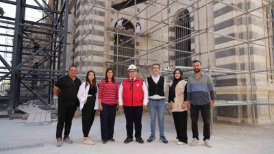 DEPREMDE HASAR ALAN KURTULUŞ CAMİİ’NİN SON KİLİT TAŞI BUGÜN YERİNE