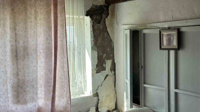 5.9 BÜYÜKLÜĞÜNDEKİ DEPREMDE, İLÇEYE BAĞLI KOZLUK MAHALLESİ'NDE BAZI KERPİÇ EVLERDE