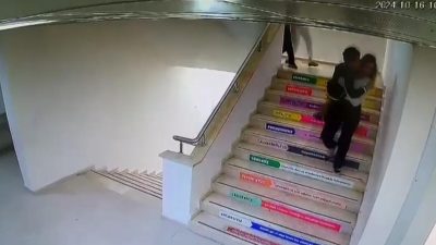 DEPREMDE PANİKLEYEN ÖĞRENCİYİ KUCAKLAYARAK DIŞARI ÇIKARDI