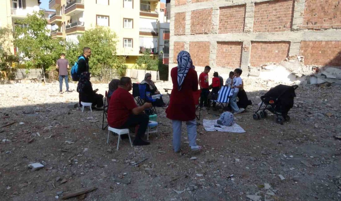 MALATYA'NIN KALE İLÇESİNDE MEYDANA GELEN DEPREM SONRASI EVLERİNE GİRMEYE KORKAN