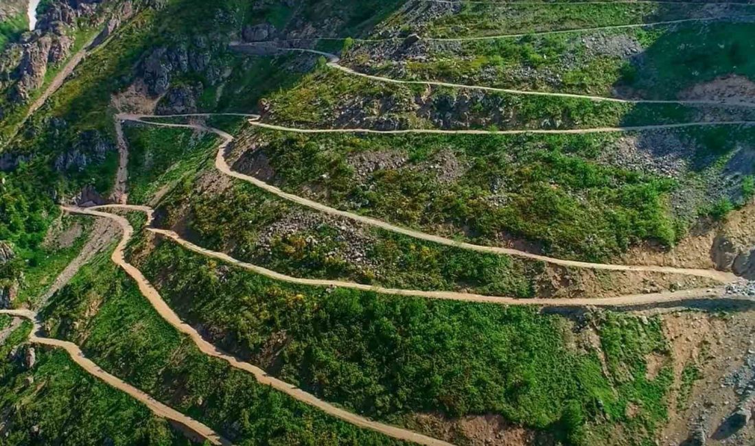 DÜNYANIN EN TEHLİKELİ YOLU OLARAK SEÇİLEN DEREBAŞI VİRAJLARI FRANSIZ VE