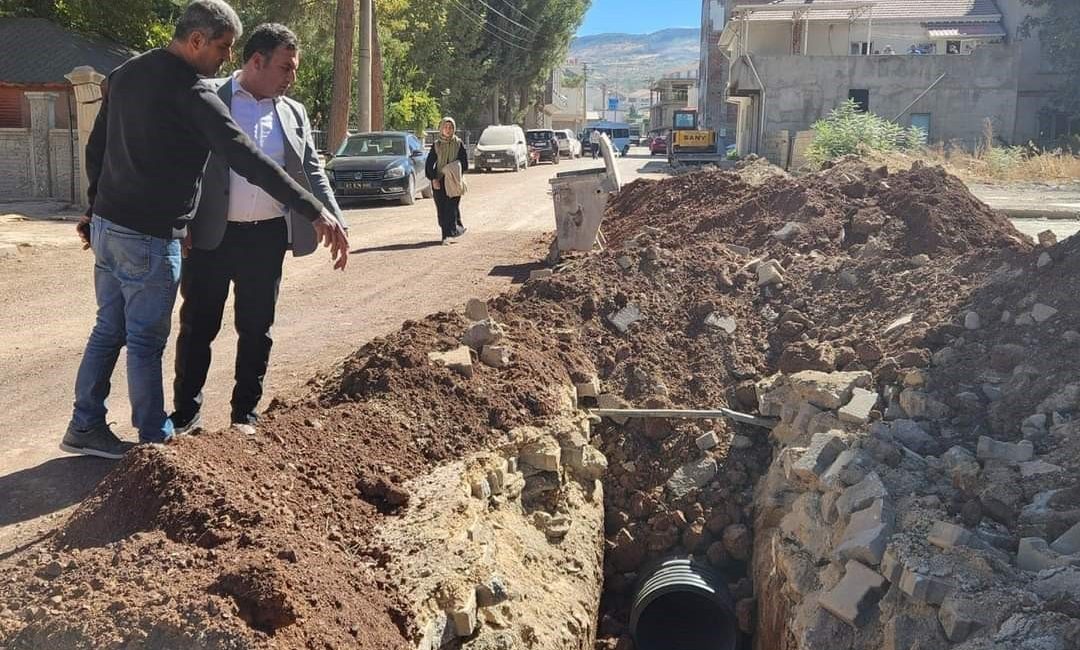 ADIYAMAN'IN GÖLBAŞI İLÇESİNDE BELEDİYE EKİPLERİ TARAFINDAN DEVLET HASTANESİNİN YOLUNU ASFALTLA