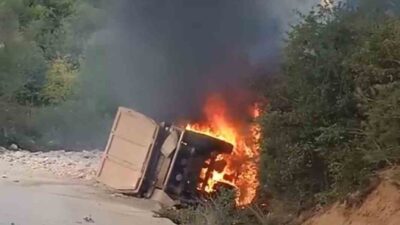 BURSA’DA SÜRÜCÜSÜNÜN KONTROLÜNDEN ÇIKAN KAMYON DEVRİLDİ VE YANDI